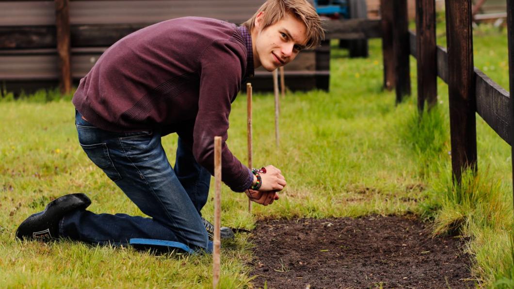 Werken in de tuin, bloemen moeten nog opkomen.