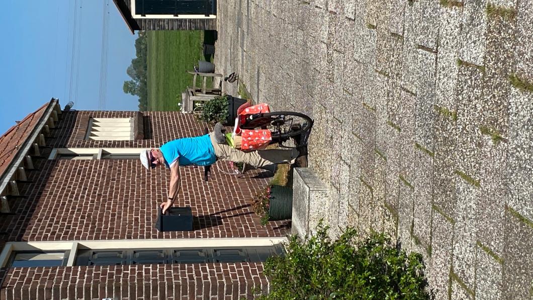 Fietser bezorgt bloemenmengsel tijdens huis aan huis actie Fietser bezorgt bloemenmengsel tijdens huis aan huis actie