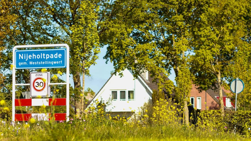 Nijeholtpade, binnenkomst met bloemen langs de weg