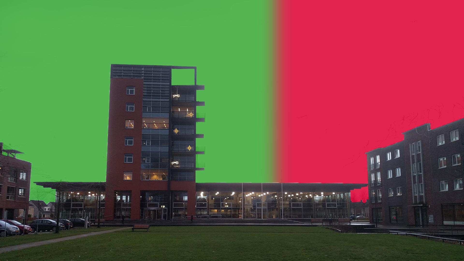 Gemeentehuis in het groen en rood