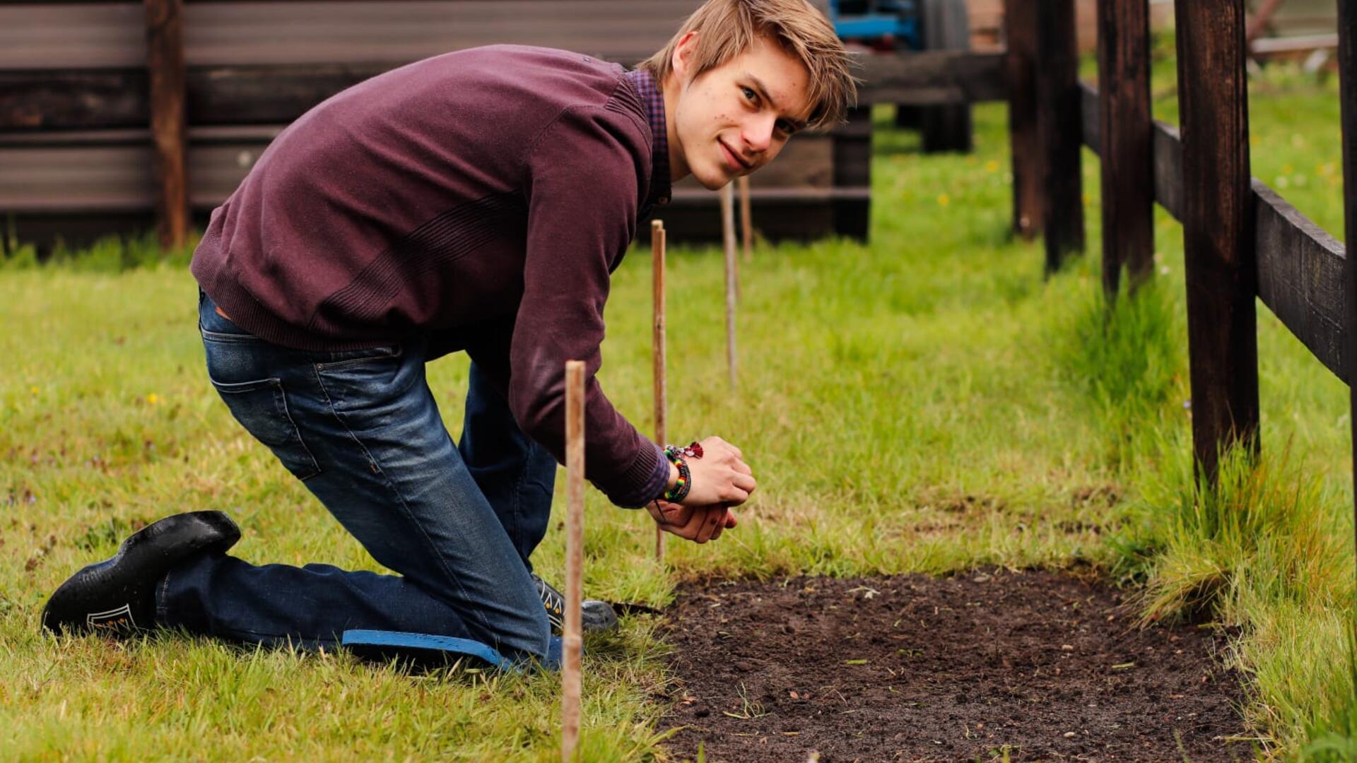 Werken in de tuin, bloemen moeten nog opkomen.