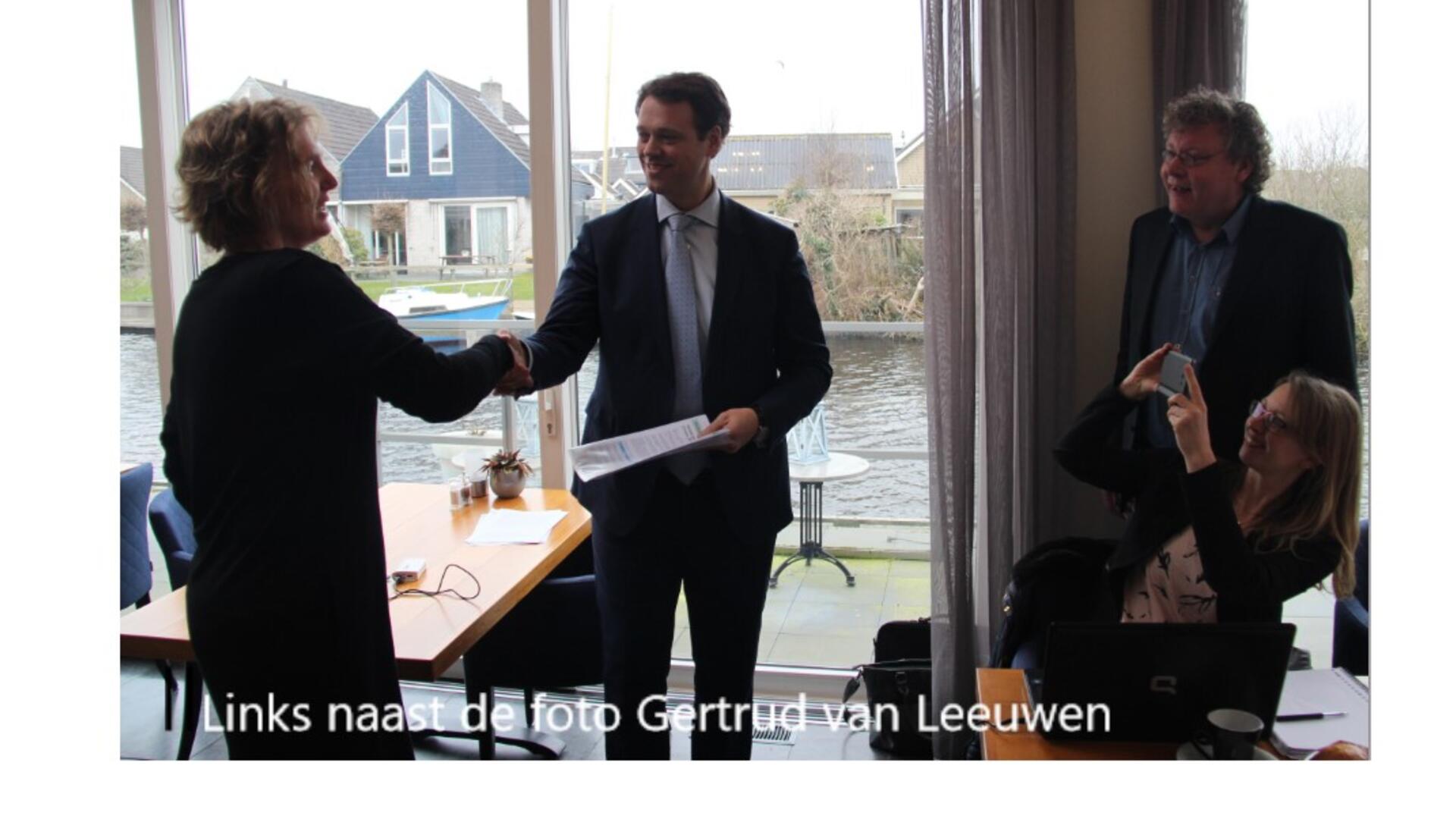 foto overhandiging petitie2.jpg